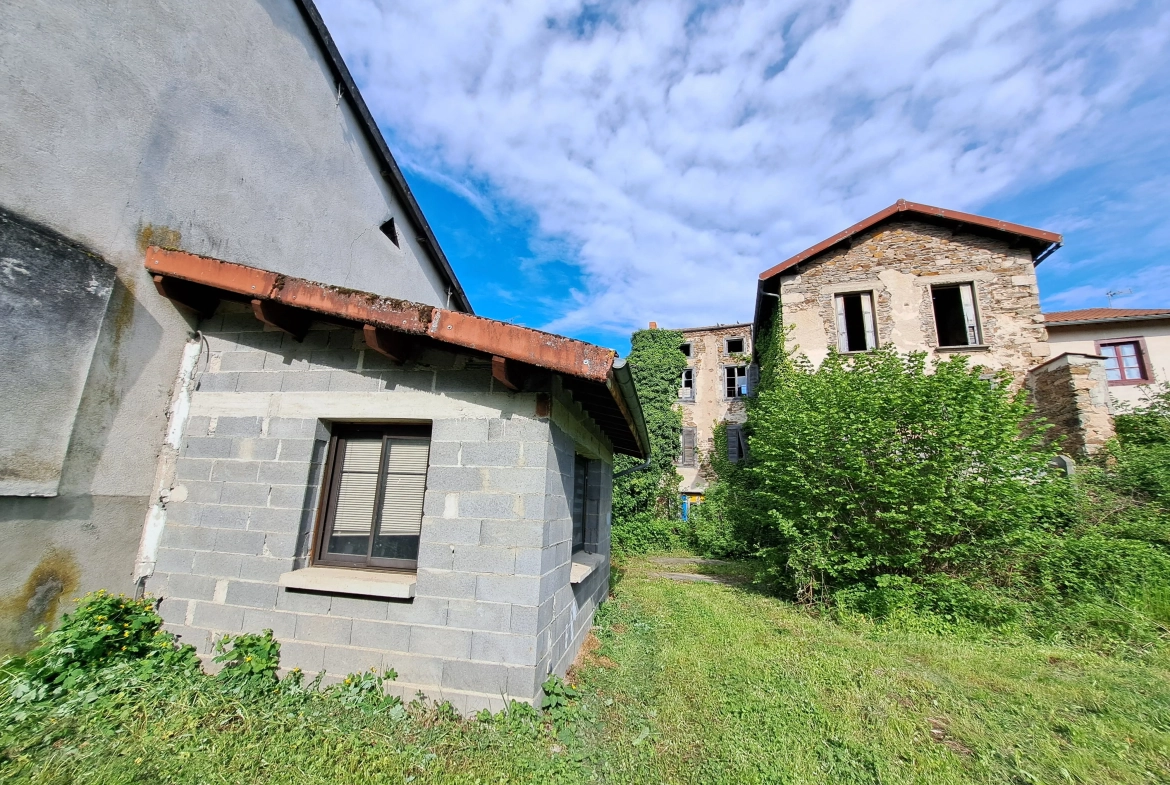 Ensemble immobilier à rénover à Arlanc pour activité artisanale ou commerciale 