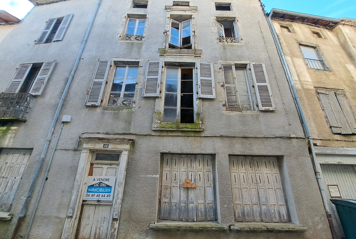 Ensemble immobilier à rénover à Arlanc pour activité artisanale ou commerciale 