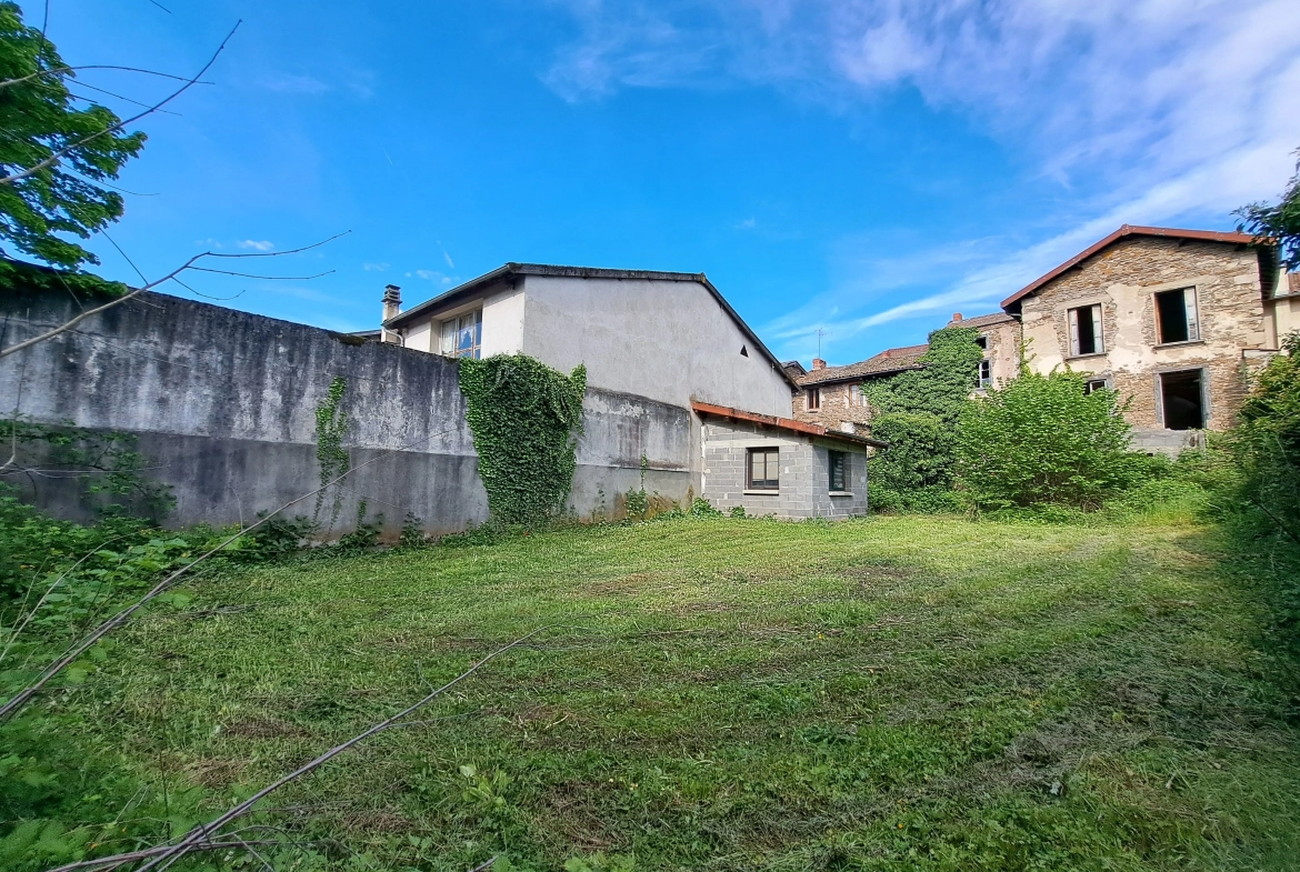 Ensemble immobilier à rénover à Arlanc pour activité artisanale ou commerciale 