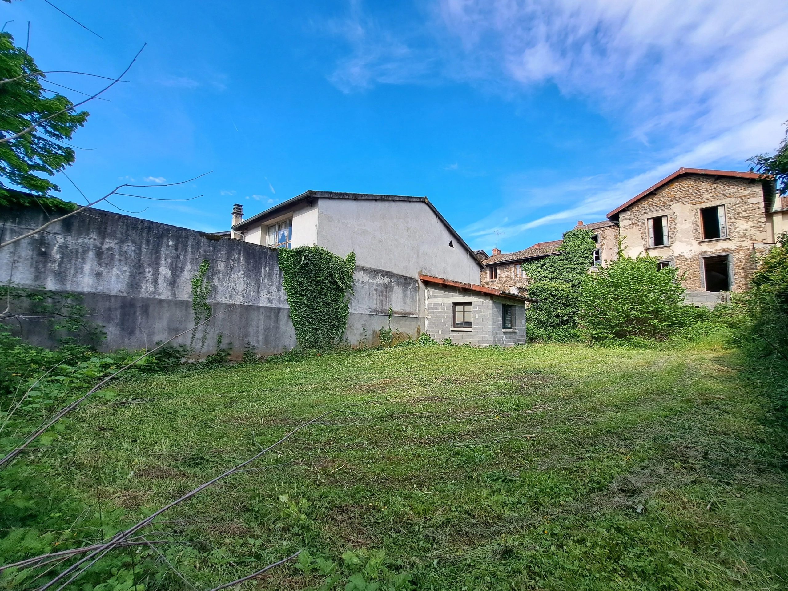 Ensemble immobilier à rénover à Arlanc pour activité artisanale ou commerciale 