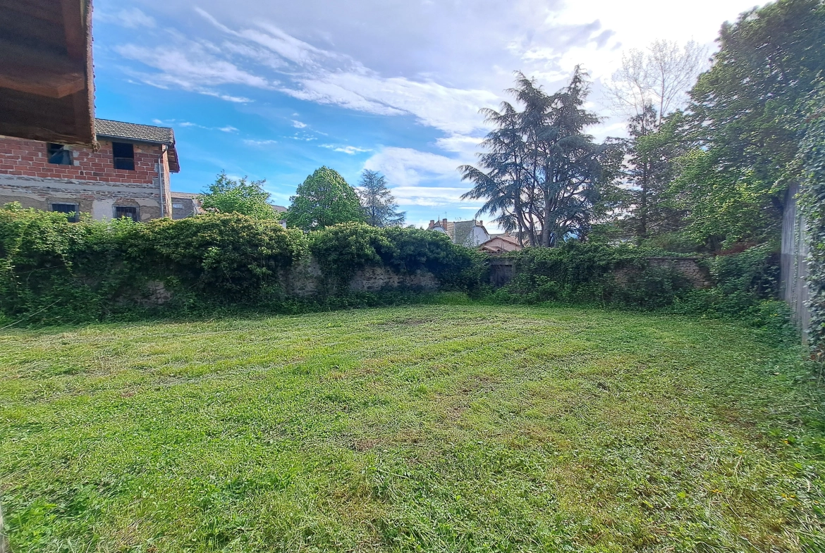 Ensemble immobilier à rénover à Arlanc pour activité artisanale ou commerciale 