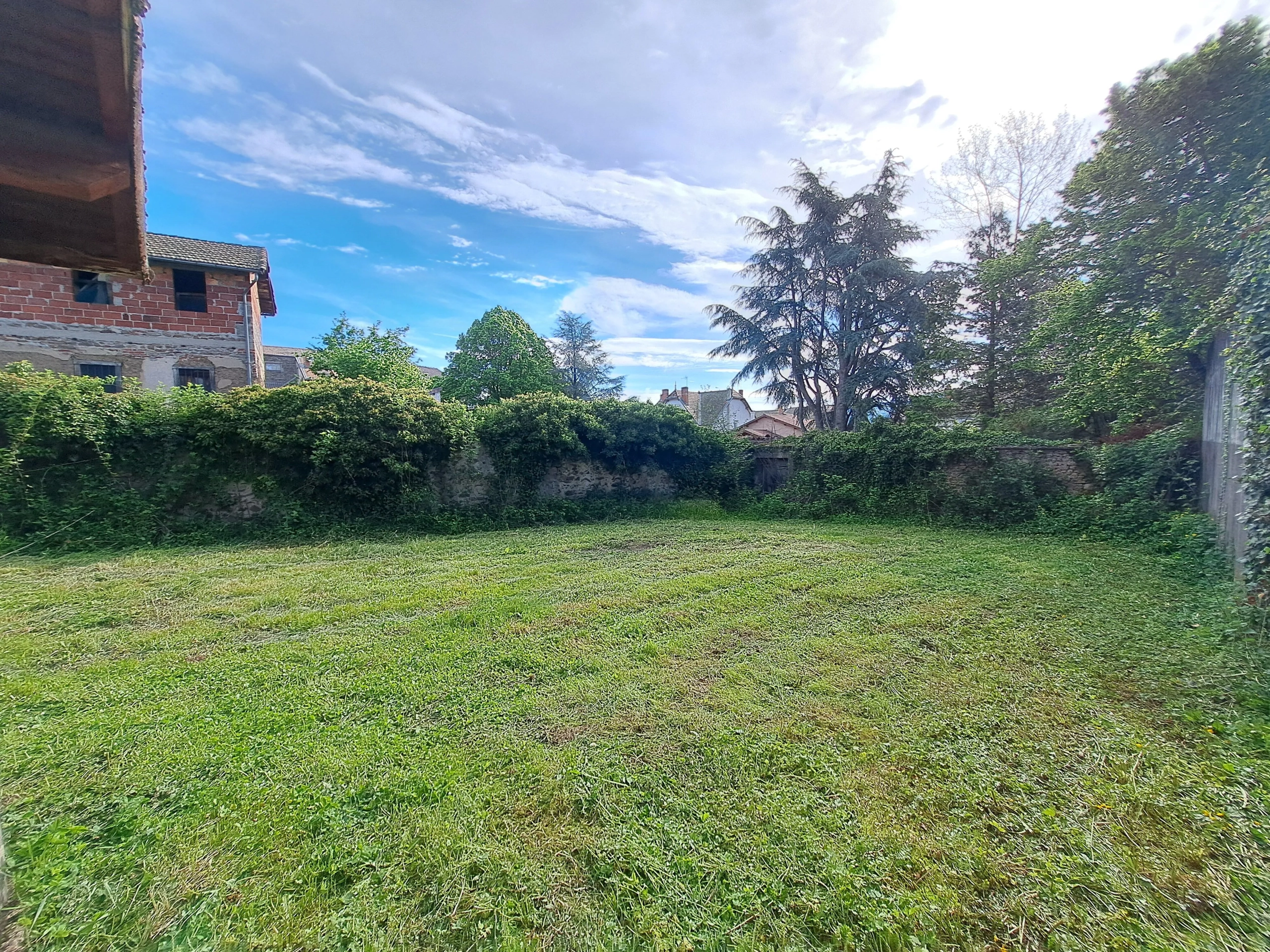 Ensemble immobilier à rénover à Arlanc pour activité artisanale ou commerciale 