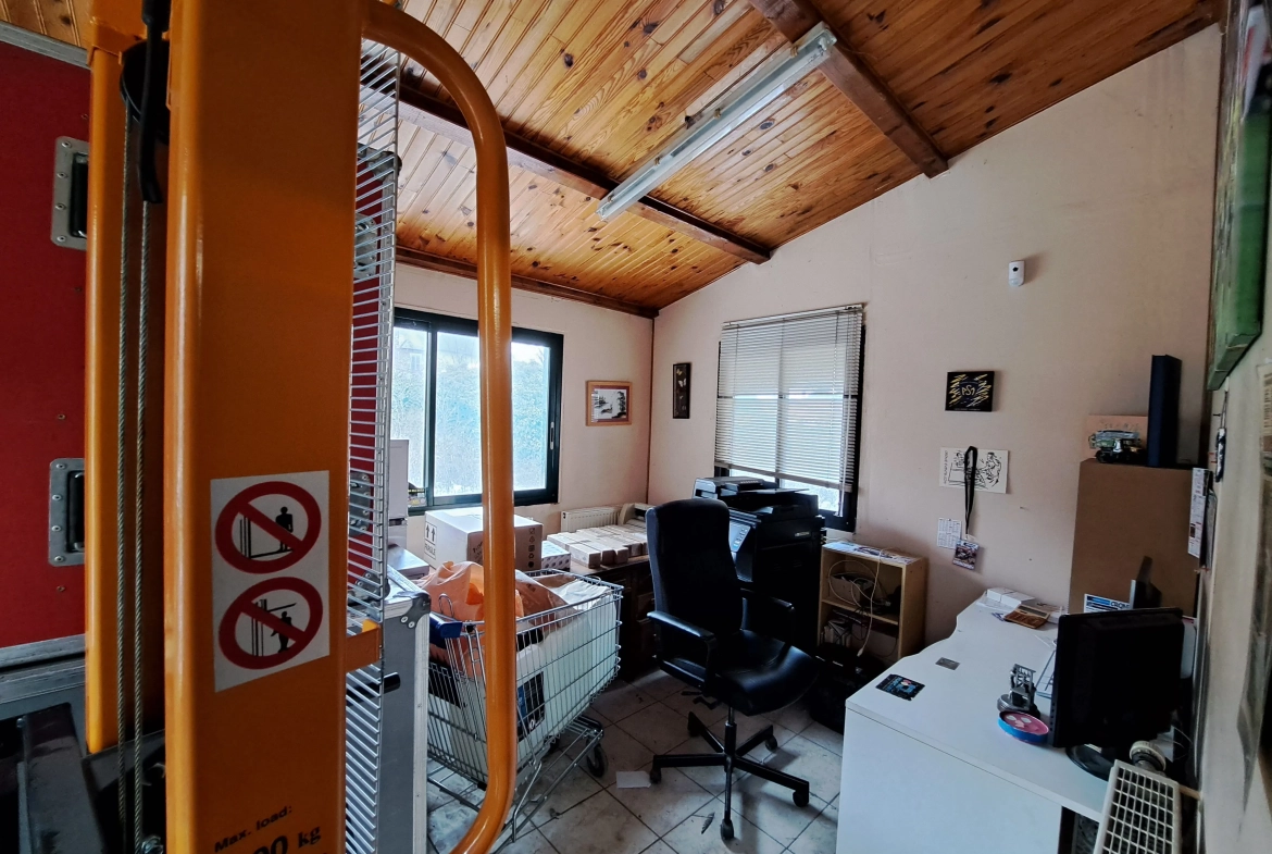 Ensemble immobilier à rénover à Arlanc pour activité artisanale ou commerciale 