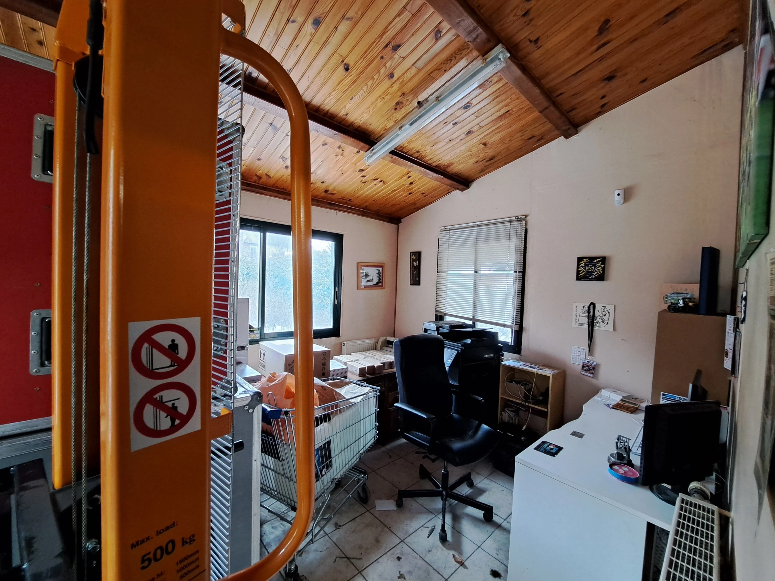 Ensemble immobilier à rénover à Arlanc pour activité artisanale ou commerciale 