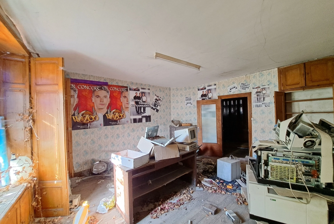 Ensemble immobilier à rénover à Arlanc pour activité artisanale ou commerciale 