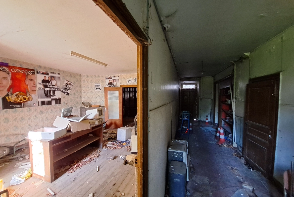 Ensemble immobilier à rénover à Arlanc pour activité artisanale ou commerciale 