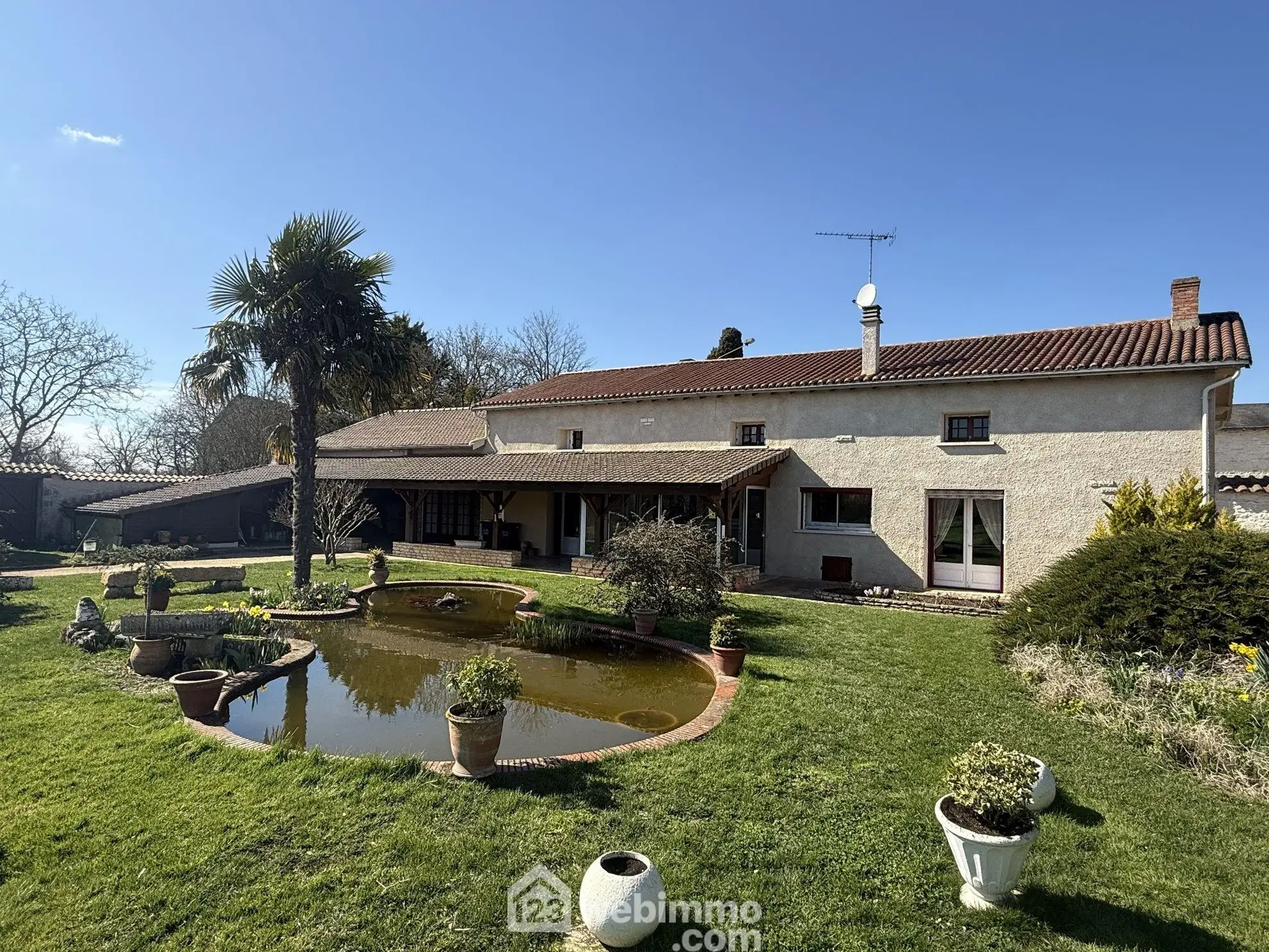 Longère de 169 m2 avec terrain clos à Massognes, idéalement située 