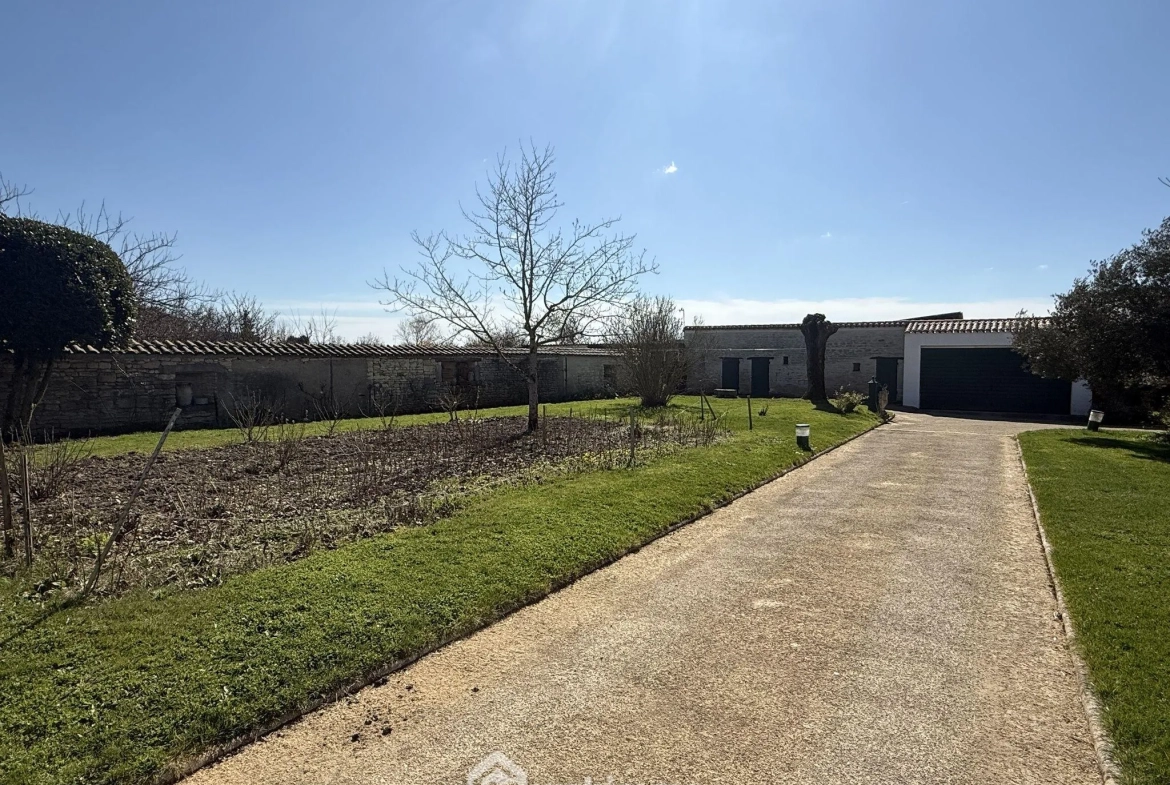 Longère de 169 m2 avec terrain clos à Massognes, idéalement située 