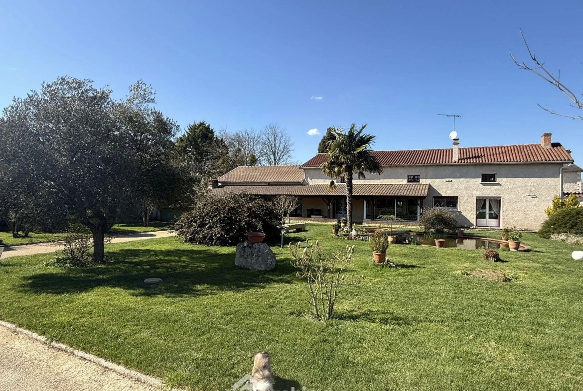 Longère de 169 m2 avec terrain clos à Massognes, idéalement située 