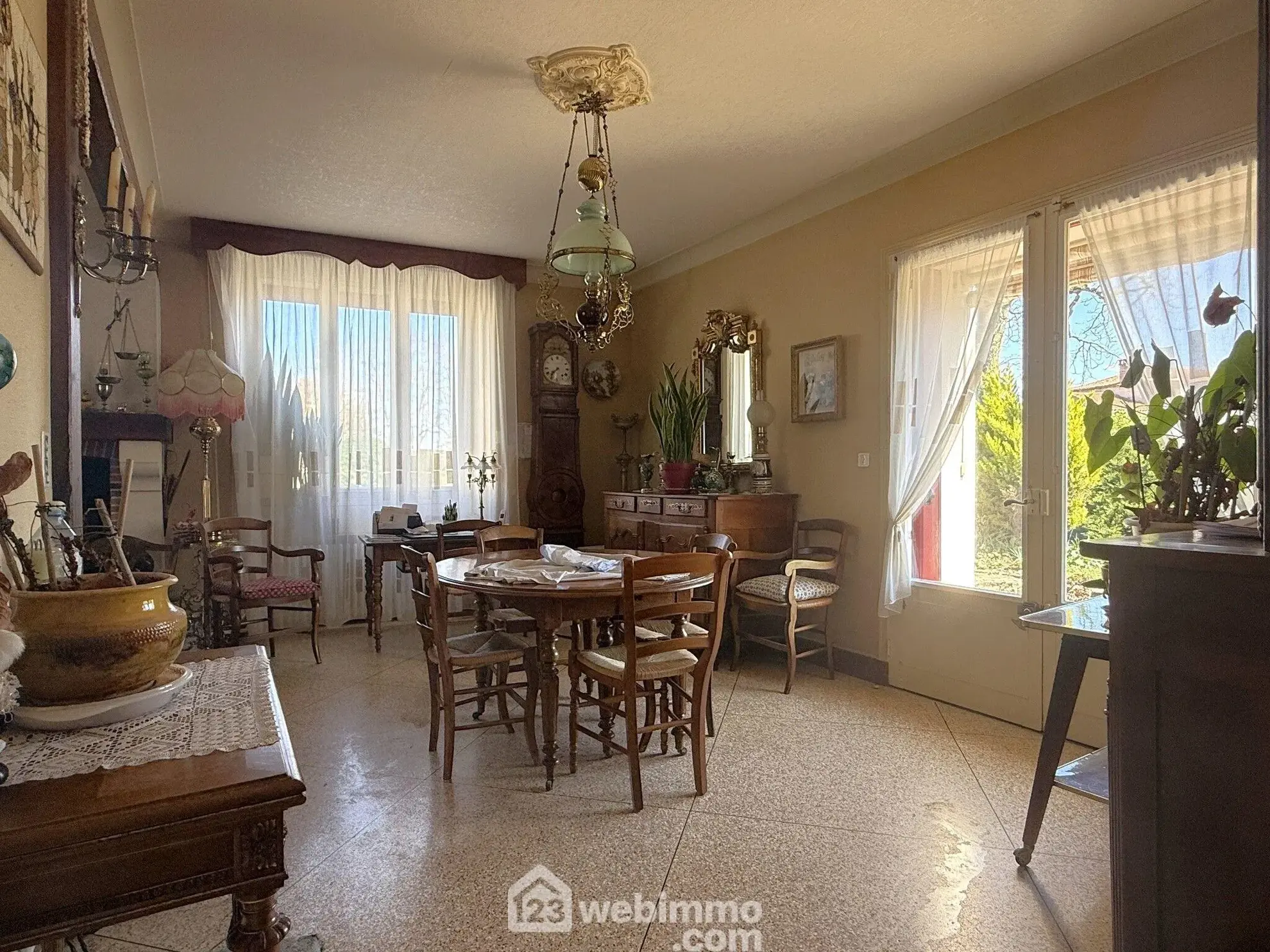 Longère de 169 m2 avec terrain clos à Massognes, idéalement située 