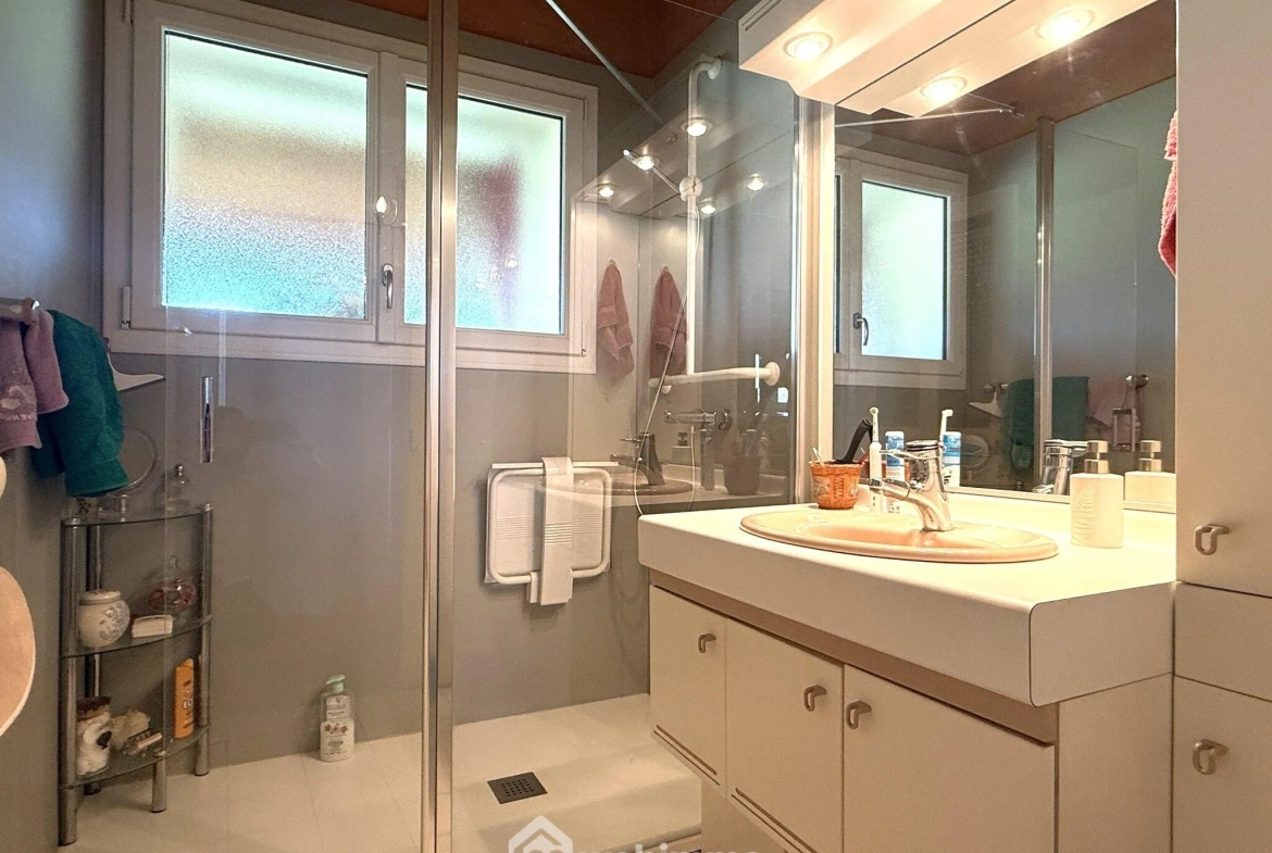 Longère de 169 m2 avec terrain clos à Massognes, idéalement située 