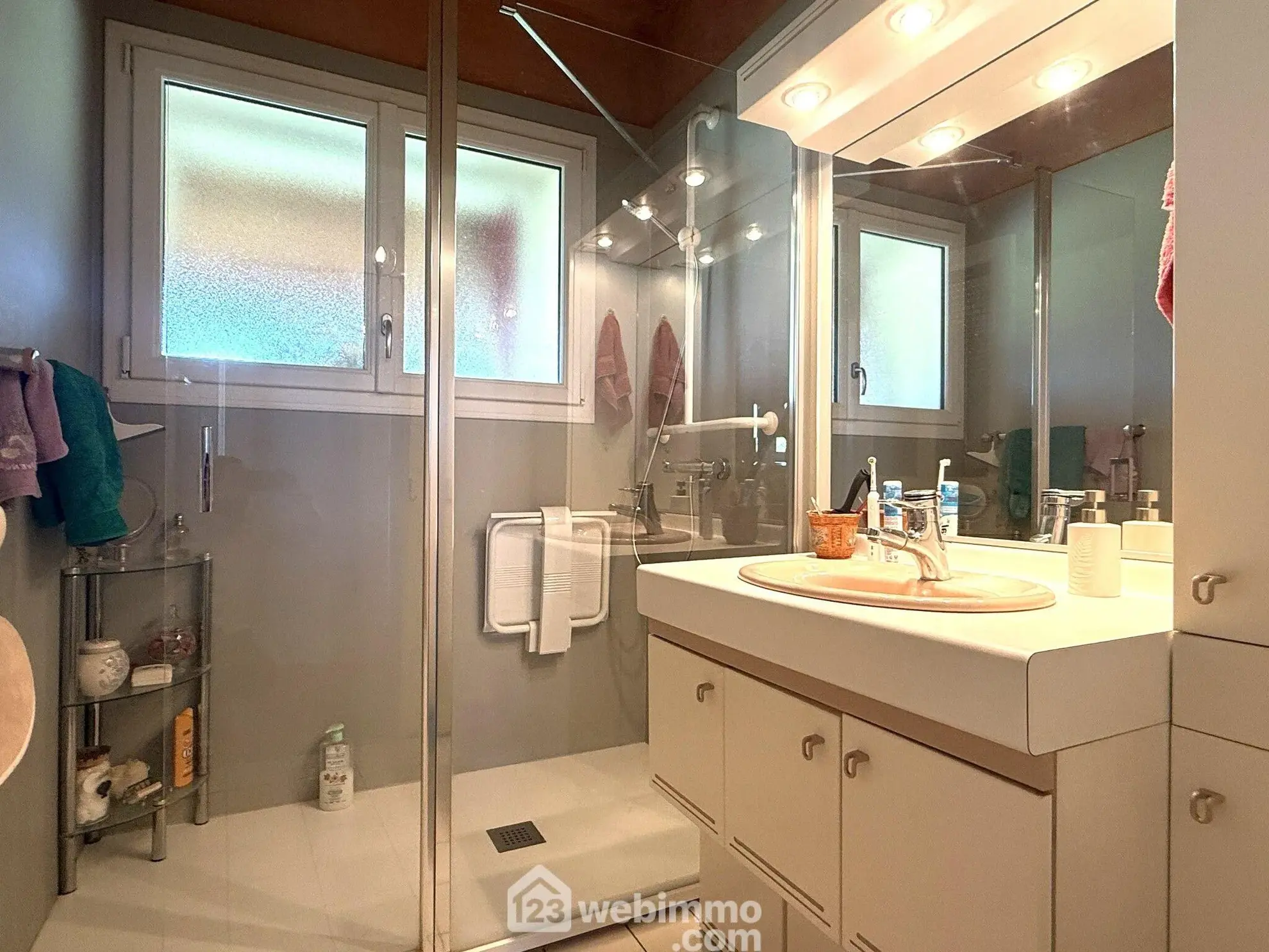 Longère de 169 m2 avec terrain clos à Massognes, idéalement située 