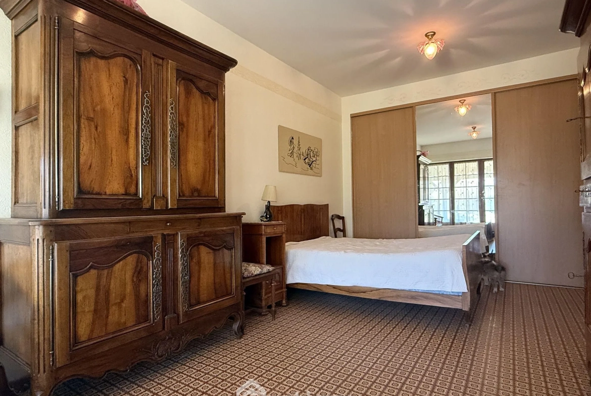 Longère de 169 m2 avec terrain clos à Massognes, idéalement située 