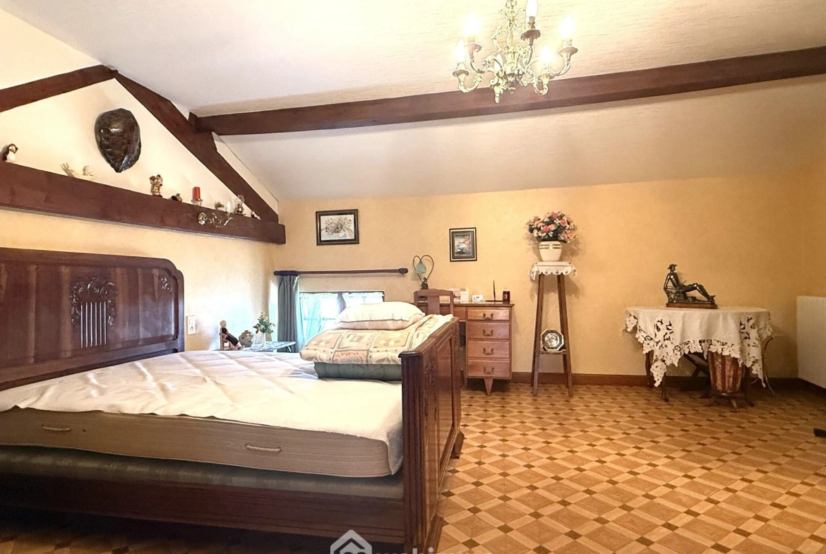 Longère de 169 m2 avec terrain clos à Massognes, idéalement située 