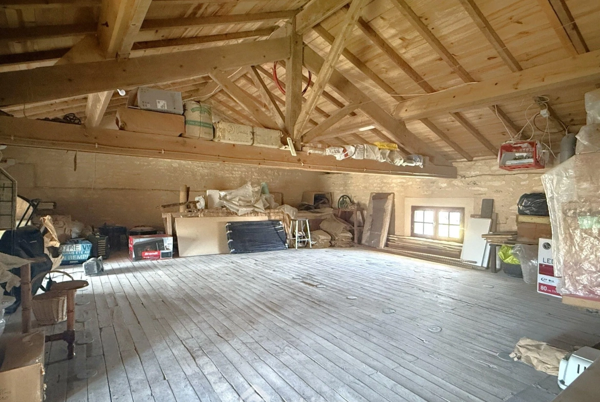 Longère de 169 m2 avec terrain clos à Massognes, idéalement située 