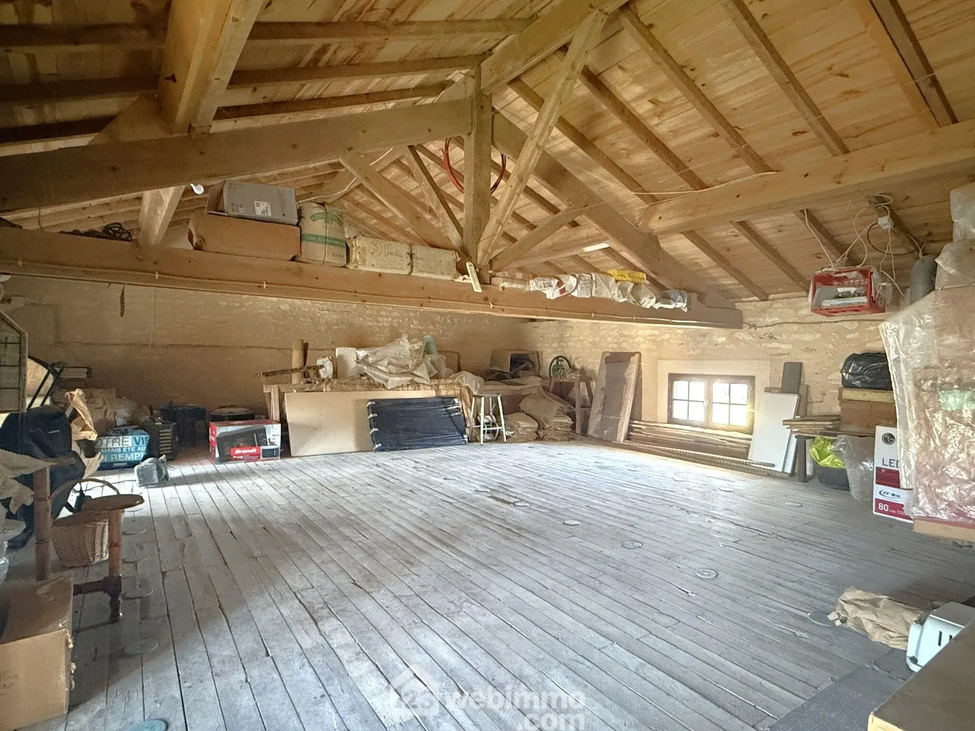 Longère de 169 m2 avec terrain clos à Massognes, idéalement située 