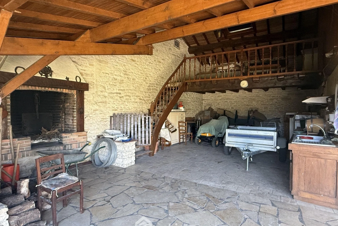 Longère de 169 m2 avec terrain clos à Massognes, idéalement située 