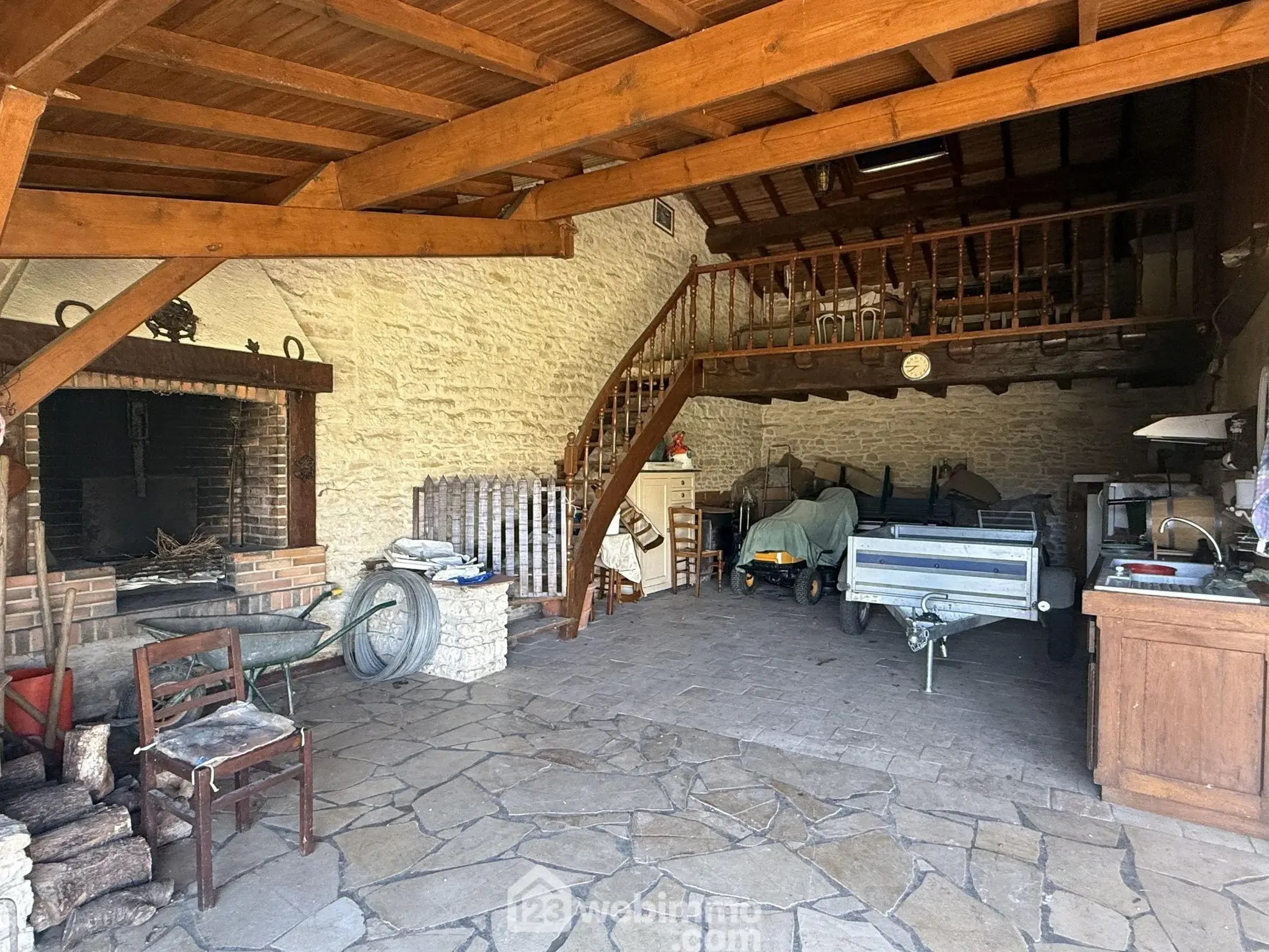 Longère de 169 m2 avec terrain clos à Massognes, idéalement située 