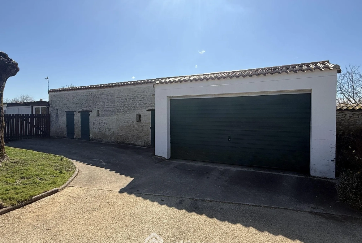 Longère de 169 m2 avec terrain clos à Massognes, idéalement située 