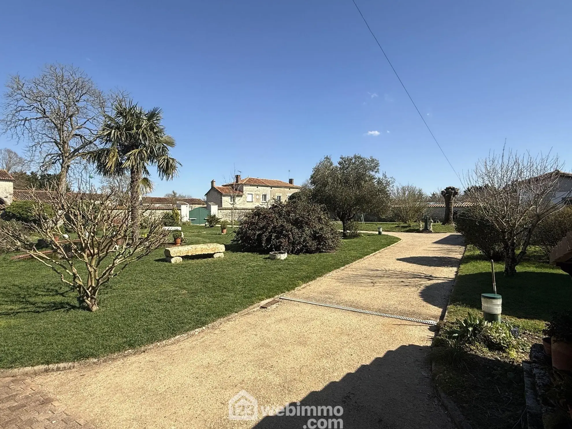 Longère de 169 m2 avec terrain clos à Massognes, idéalement située 