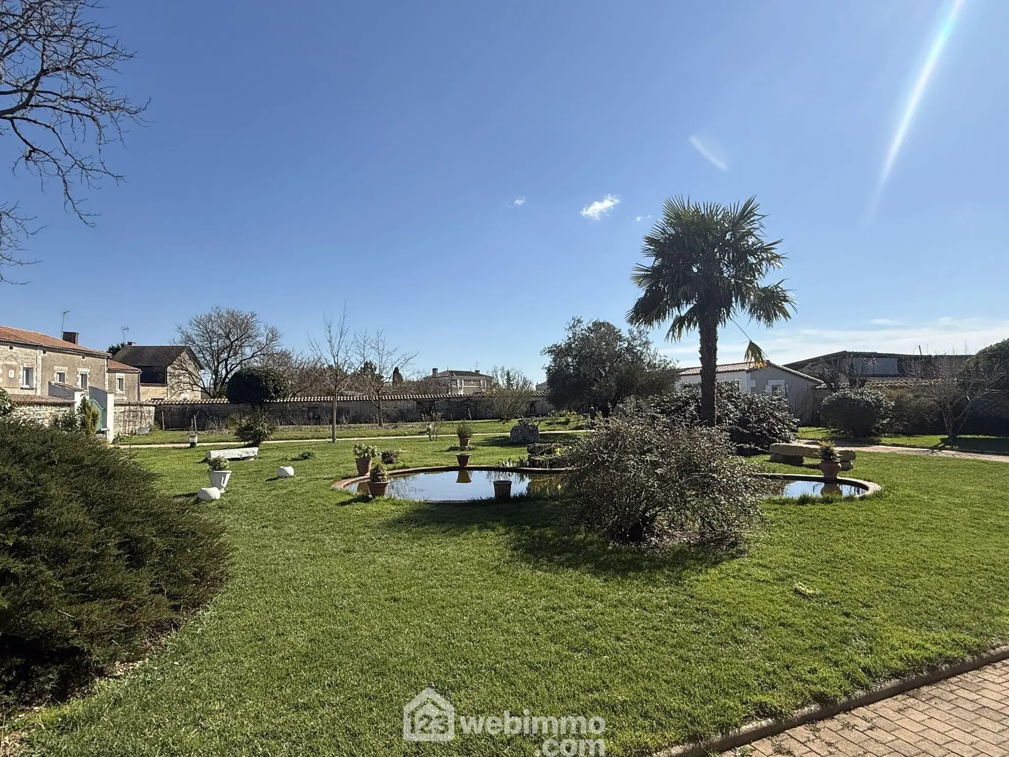 Longère de 169 m2 avec terrain clos à Massognes, idéalement située 