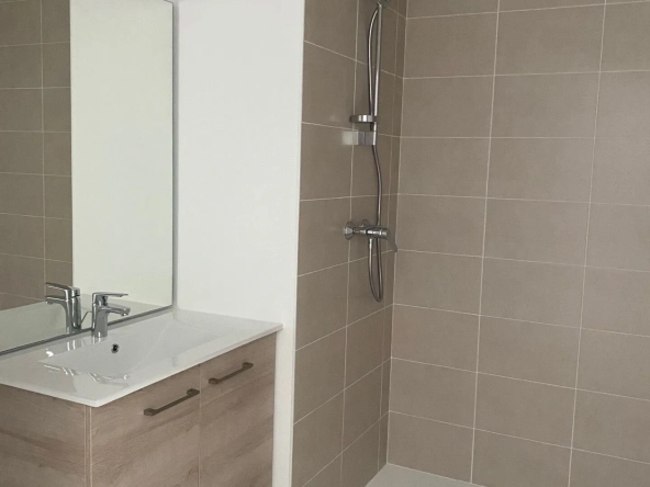 Appartement T2 lumineux de 54 m² avec grande terrasse exposée sud à Tournon-sur-Rhône