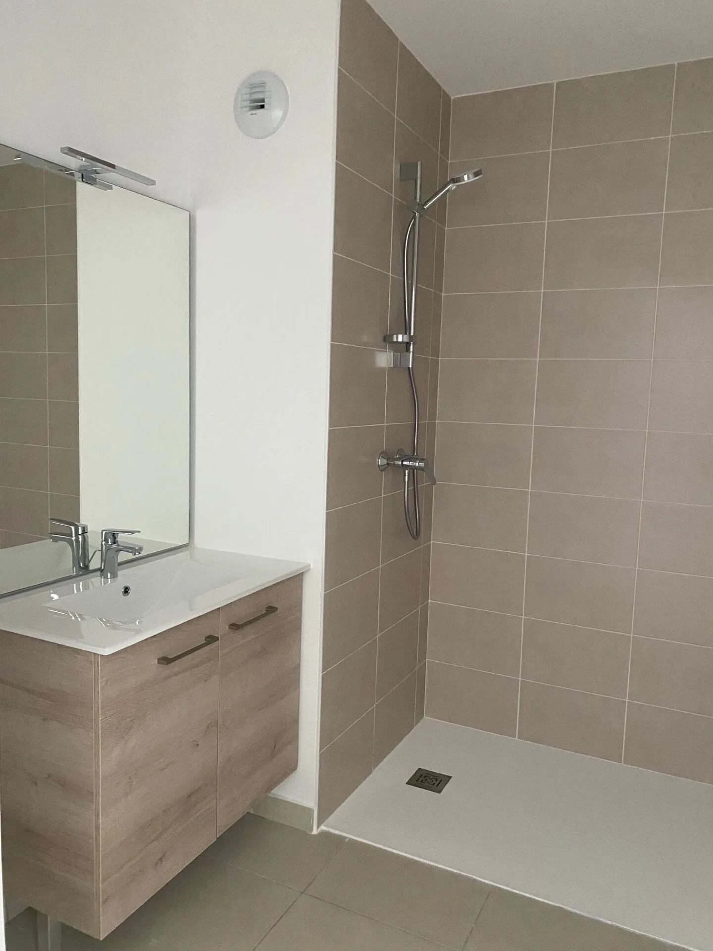 Appartement T2 lumineux de 54 m² avec grande terrasse exposée sud à Tournon-sur-Rhône 