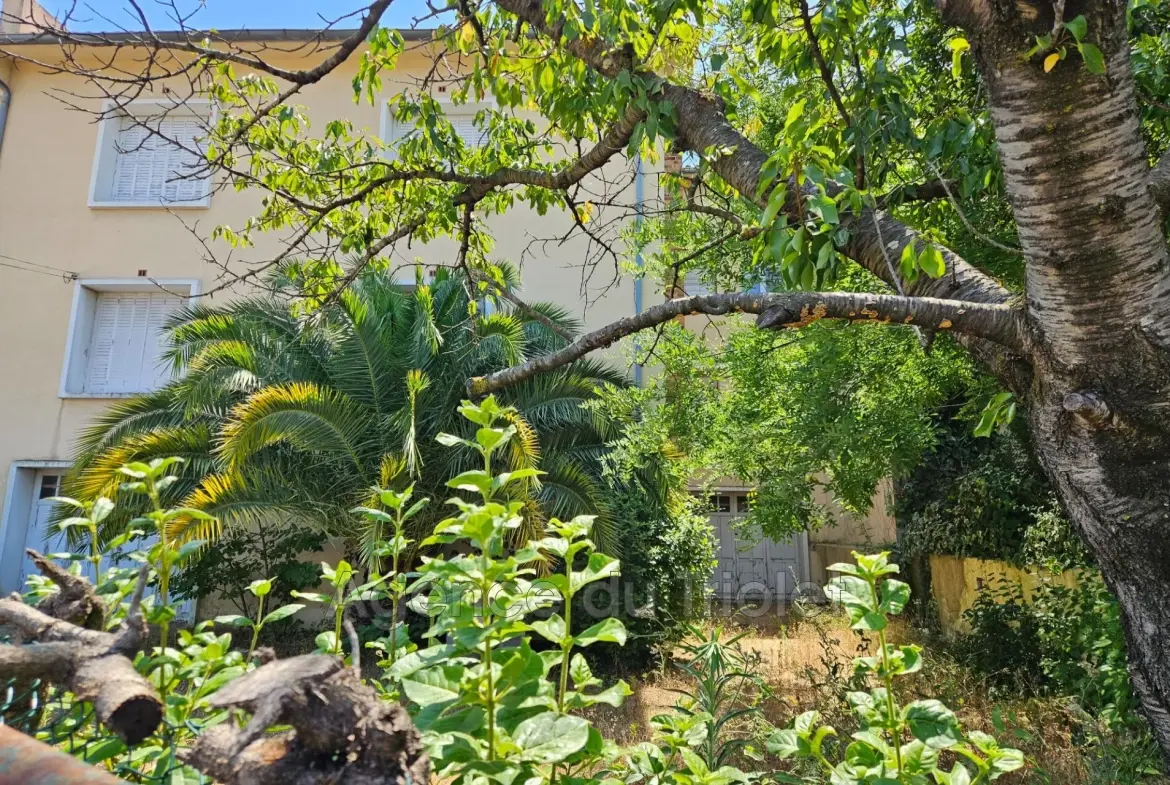 Grand F4 à rénover de 114 m² à Montpellier avec garage et cave 