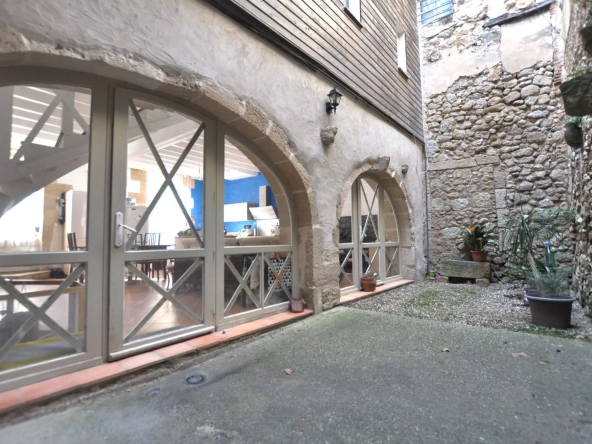 Charmante maison ancienne du XIIIe siècle à Rions avec cour et 3 chambres