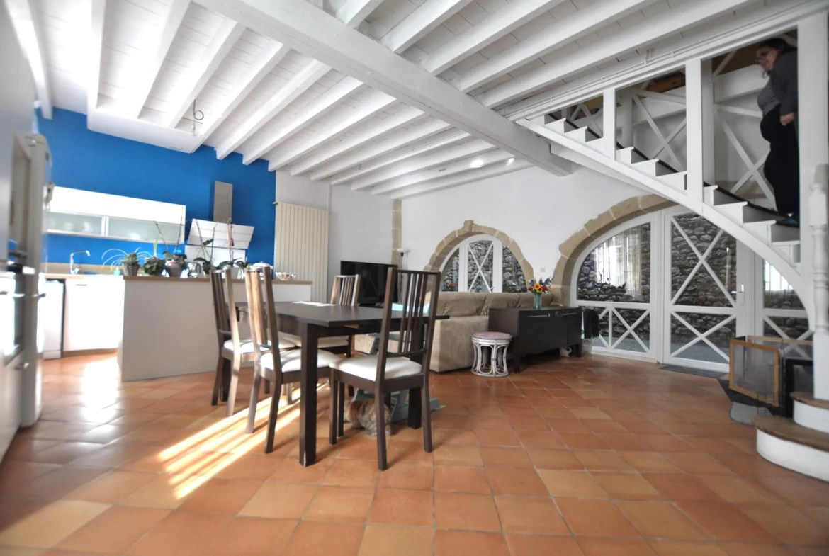 Charmante maison ancienne du XIIIe siècle à Rions avec cour et 3 chambres 