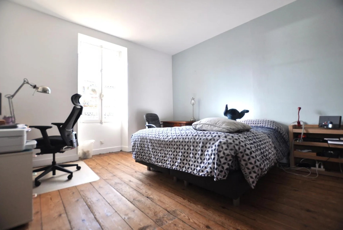 Charmante maison ancienne du XIIIe siècle à Rions avec cour et 3 chambres 