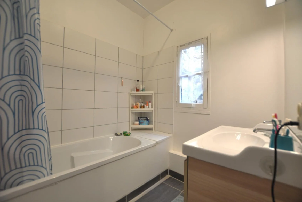 Charmante maison ancienne du XIIIe siècle à Rions avec cour et 3 chambres 