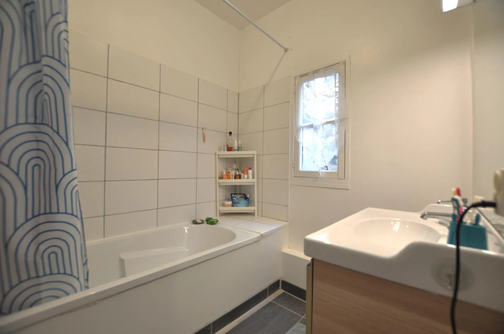 Charmante maison ancienne du XIIIe siècle à Rions avec cour et 3 chambres 