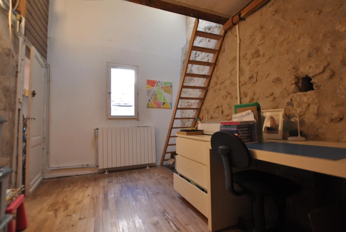 Charmante maison ancienne du XIIIe siècle à Rions avec cour et 3 chambres 