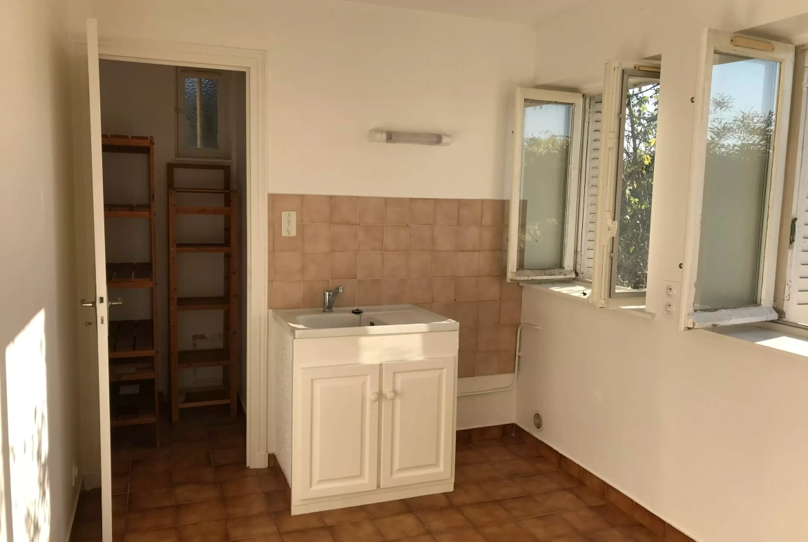 Charmant appartement T2 en rez-de-jardin à Charbonnières-les-Bains avec jardin privé 