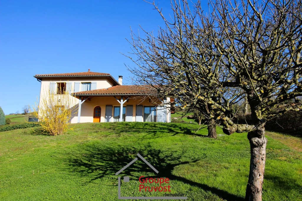 Vente Villa 4 Chambres à Matour avec Grand Terrain et Garage