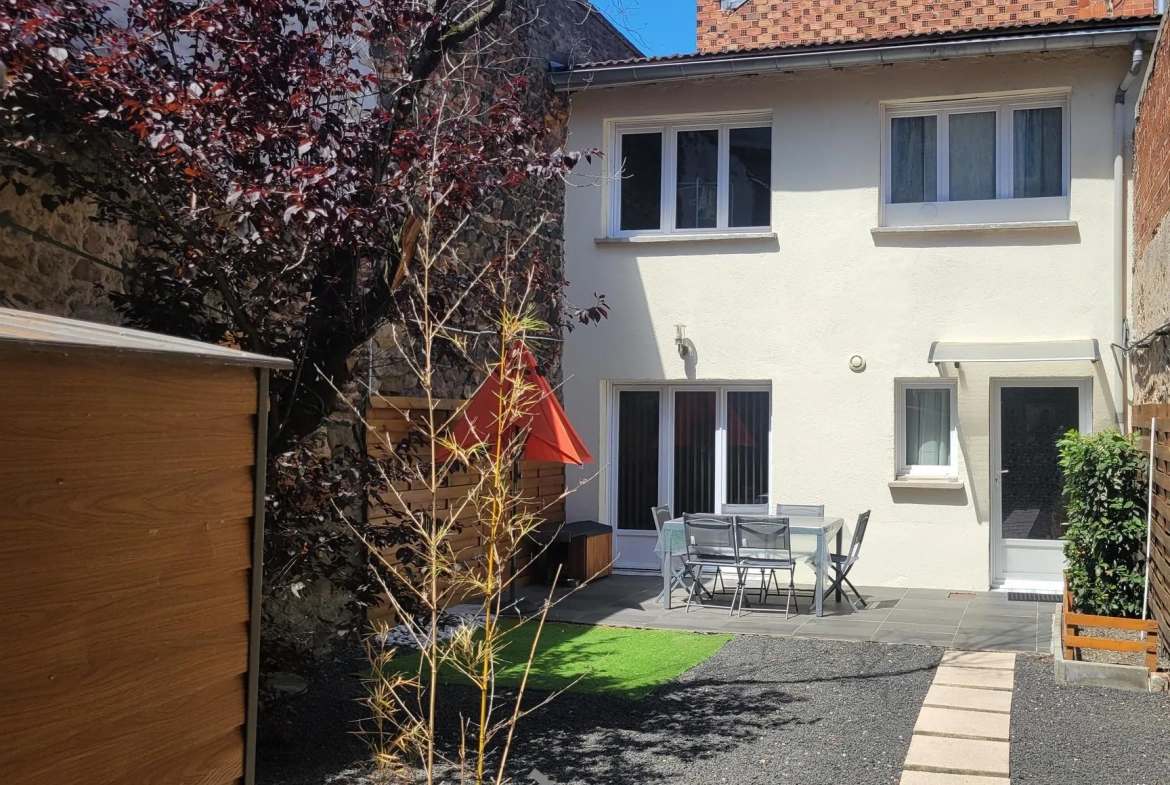 Charmante maison de ville rénovée à Roanne, 61 m² avec jardin et deux chambres 
