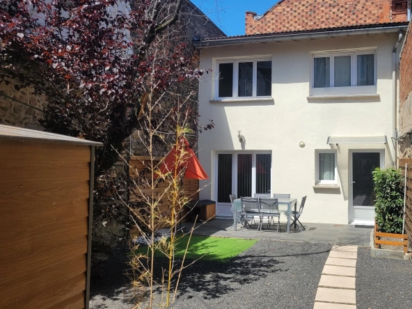 A vendre maison de ville rénovée à Roanne, 61 m² avec 2 chambres et terrasse