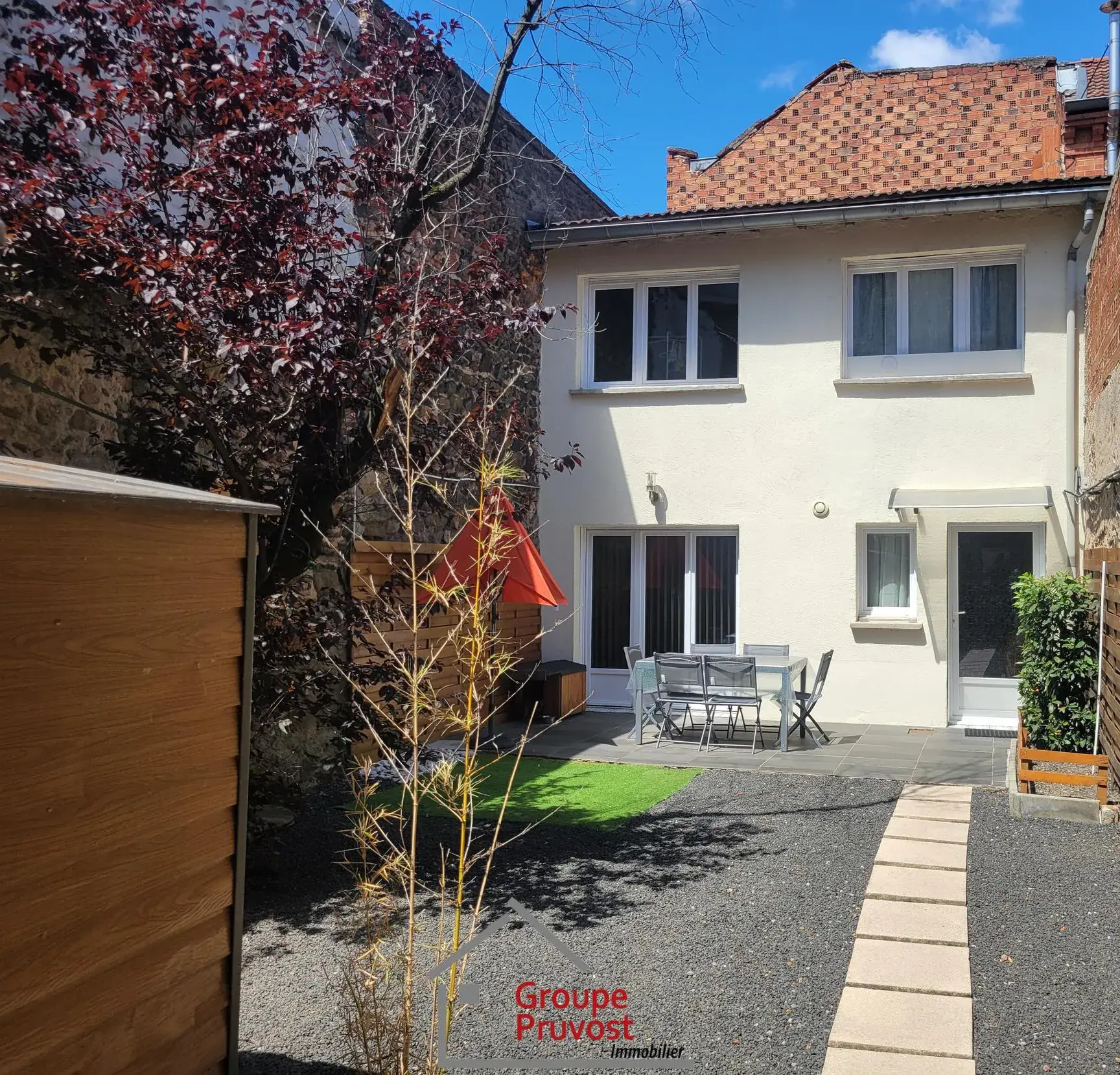 Charmante maison de ville rénovée à Roanne, 61 m² avec jardin et deux chambres 