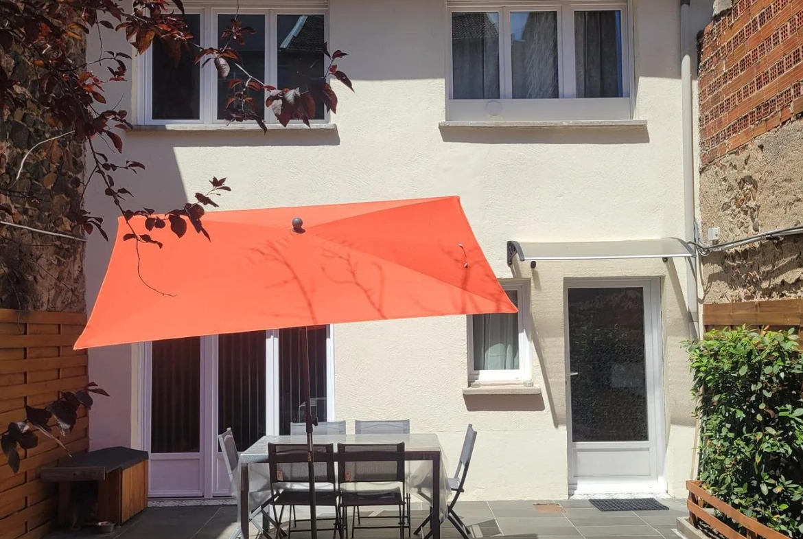 Charmante maison de ville rénovée à Roanne, 61 m² avec jardin et deux chambres 