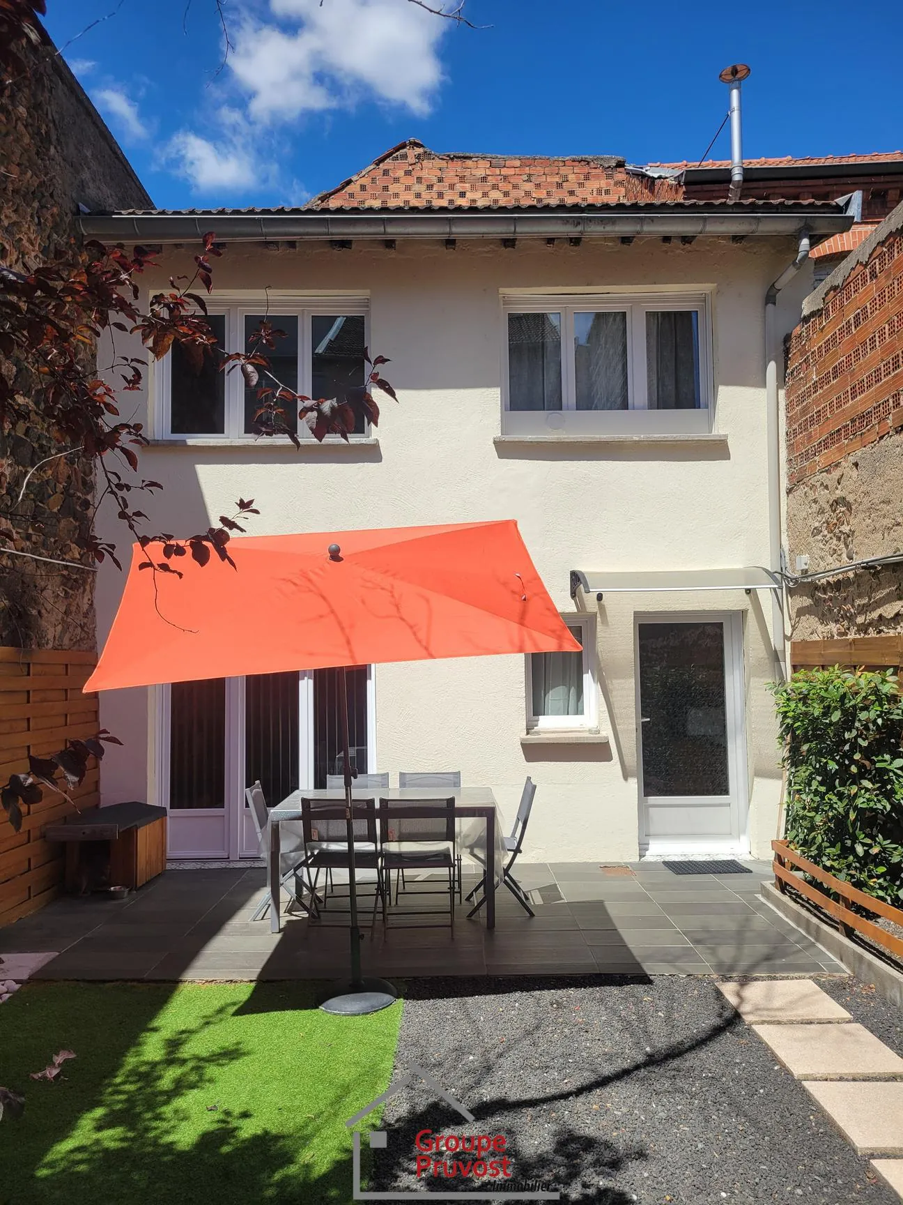 Charmante maison de ville rénovée à Roanne, 61 m² avec jardin et deux chambres 