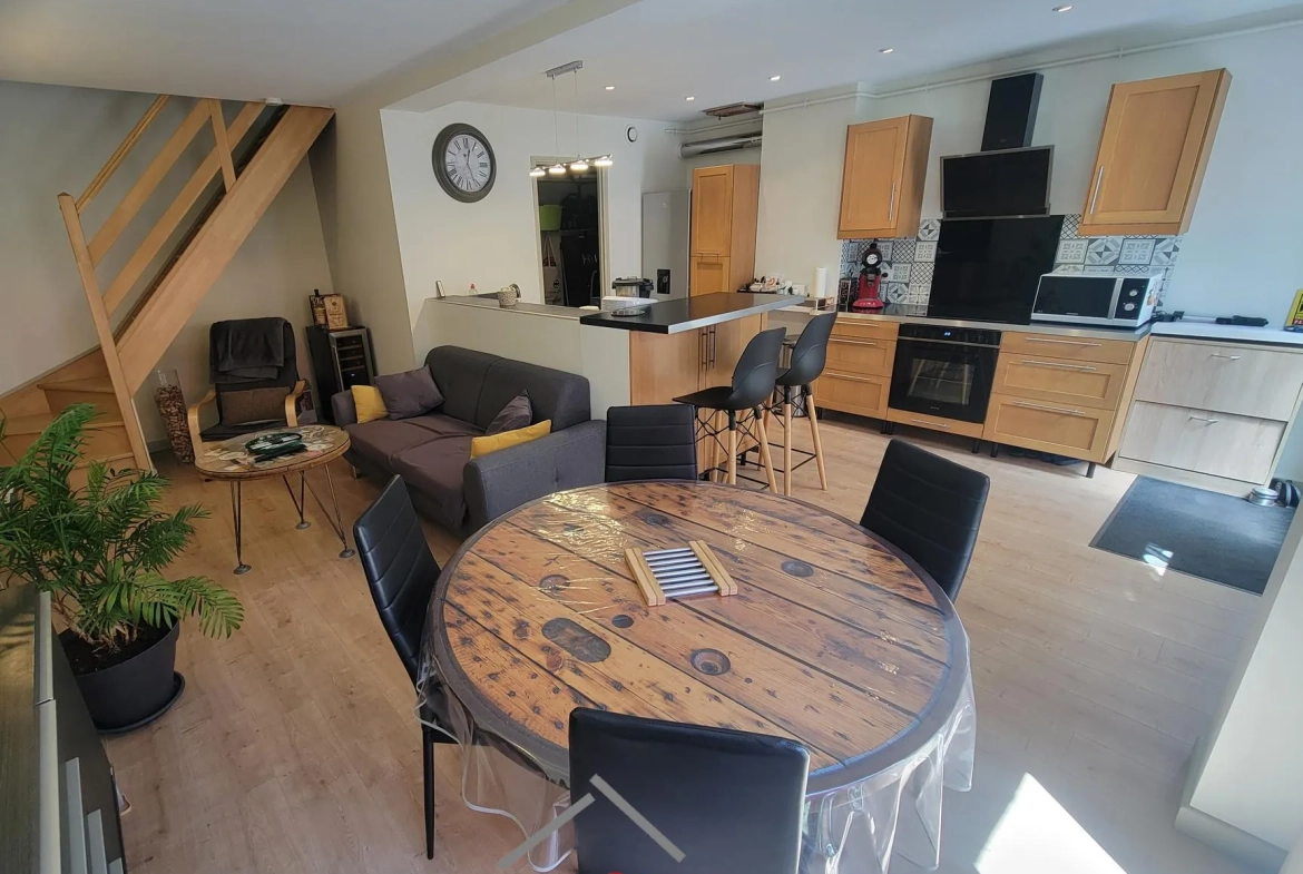 Charmante maison de ville rénovée à Roanne, 61 m² avec jardin et deux chambres 