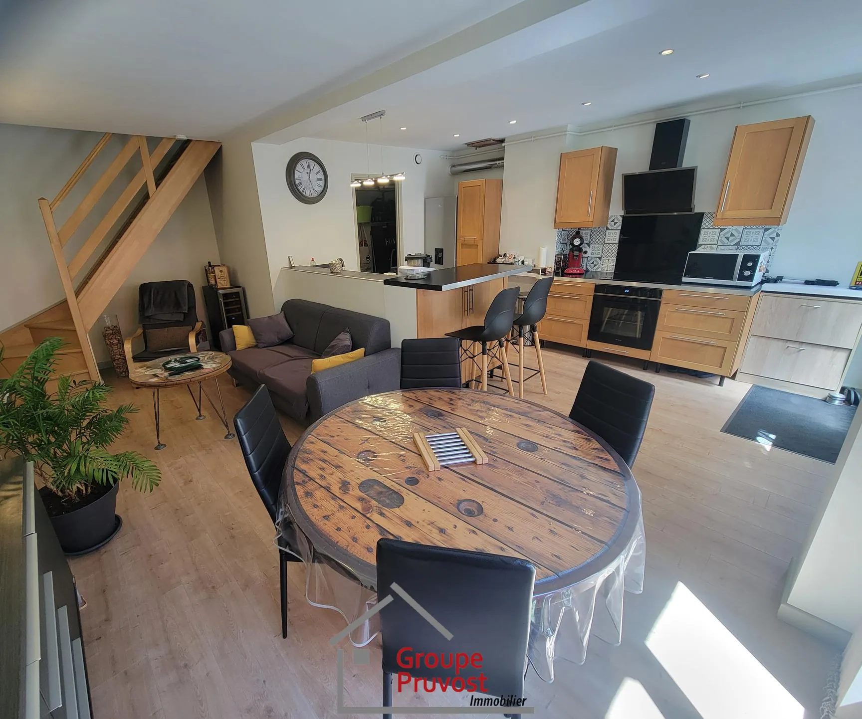 Charmante maison de ville rénovée à Roanne, 61 m² avec jardin et deux chambres 