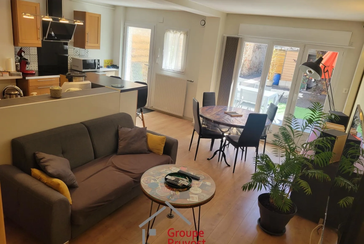 Charmante maison de ville rénovée à Roanne, 61 m² avec jardin et deux chambres 
