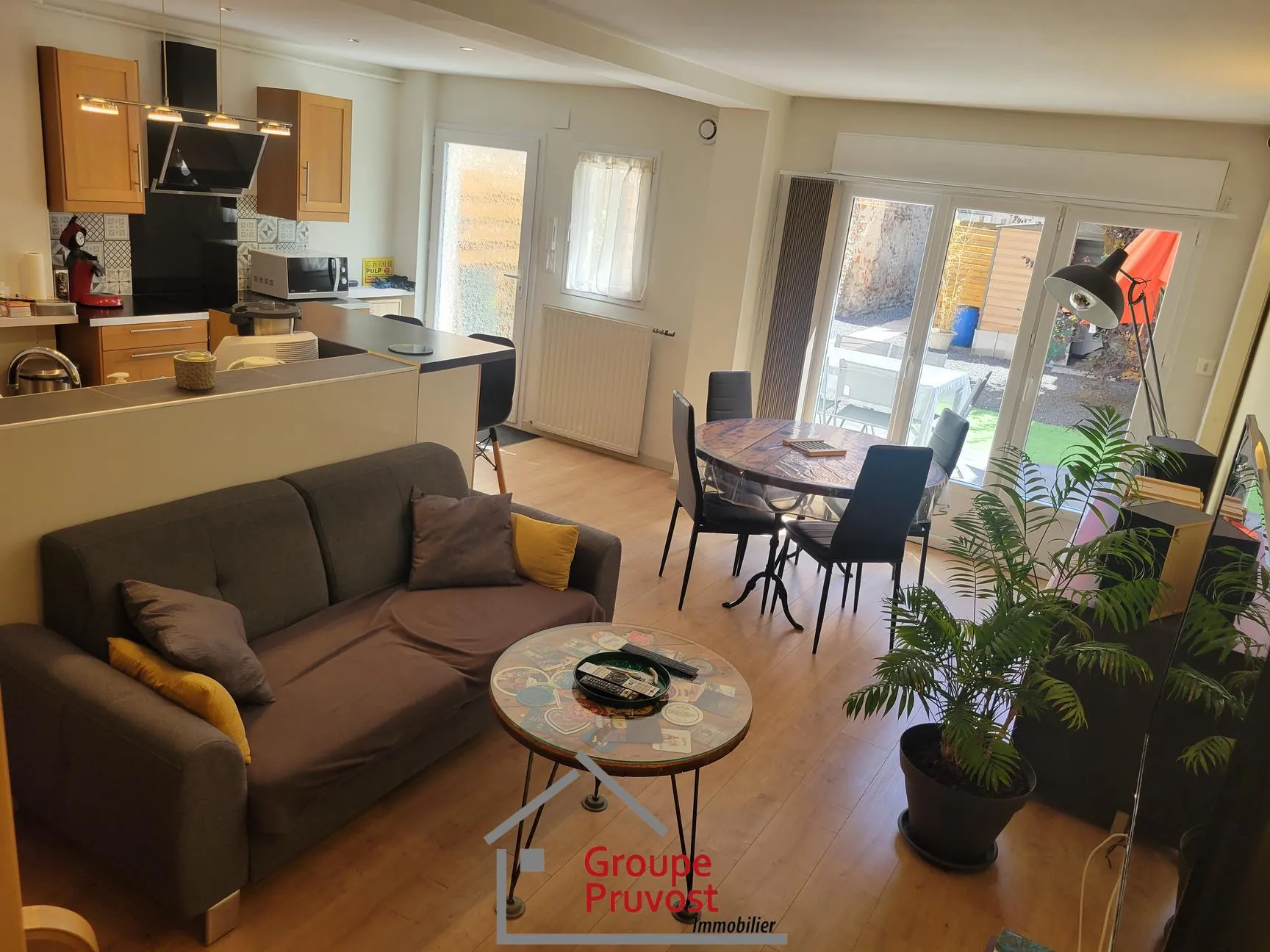 Charmante maison de ville rénovée à Roanne, 61 m² avec jardin et deux chambres 