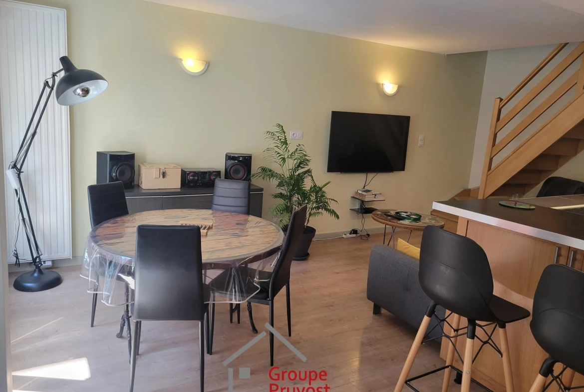 Charmante maison de ville rénovée à Roanne, 61 m² avec jardin et deux chambres 