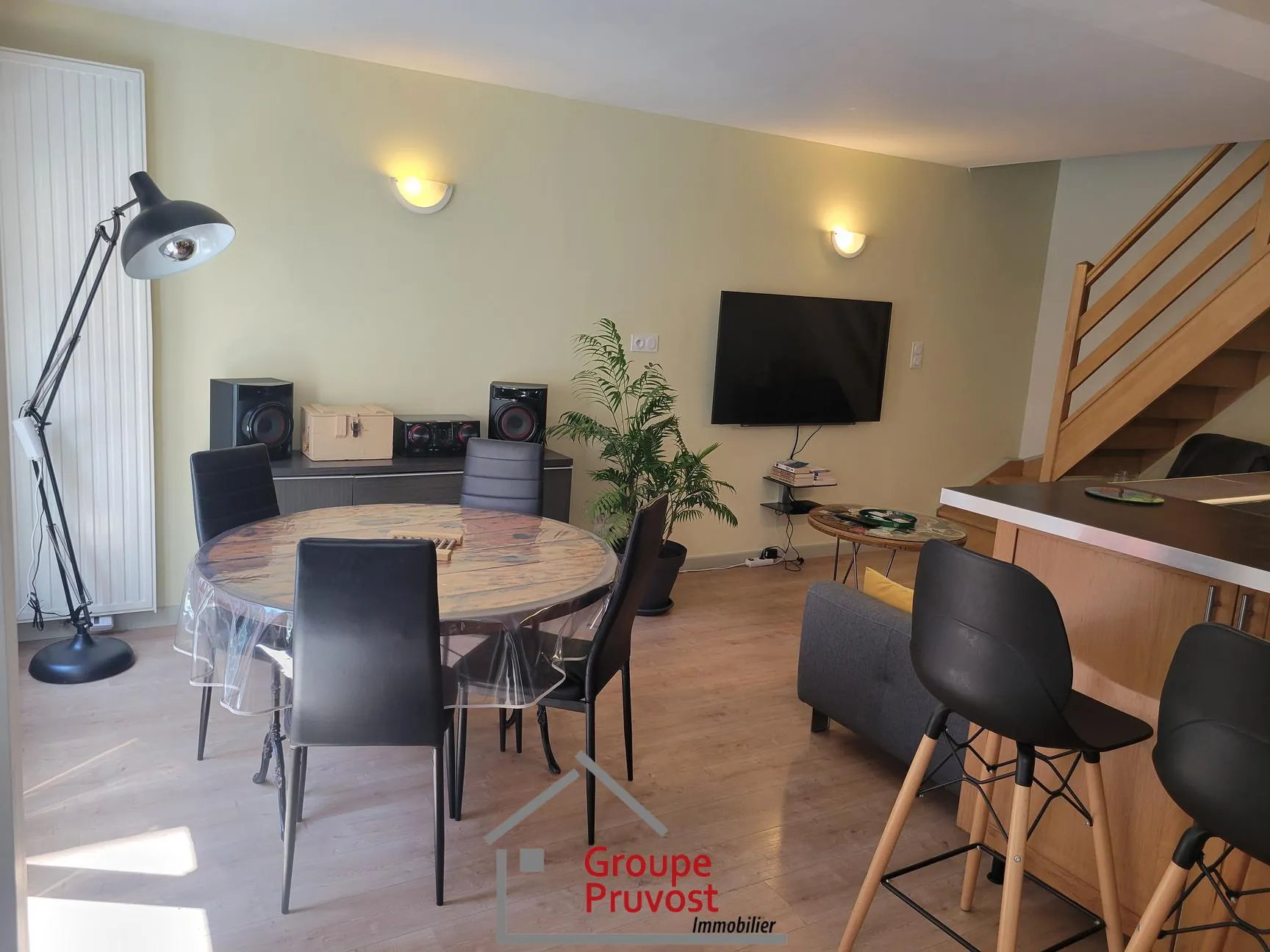 Charmante maison de ville rénovée à Roanne, 61 m² avec jardin et deux chambres 