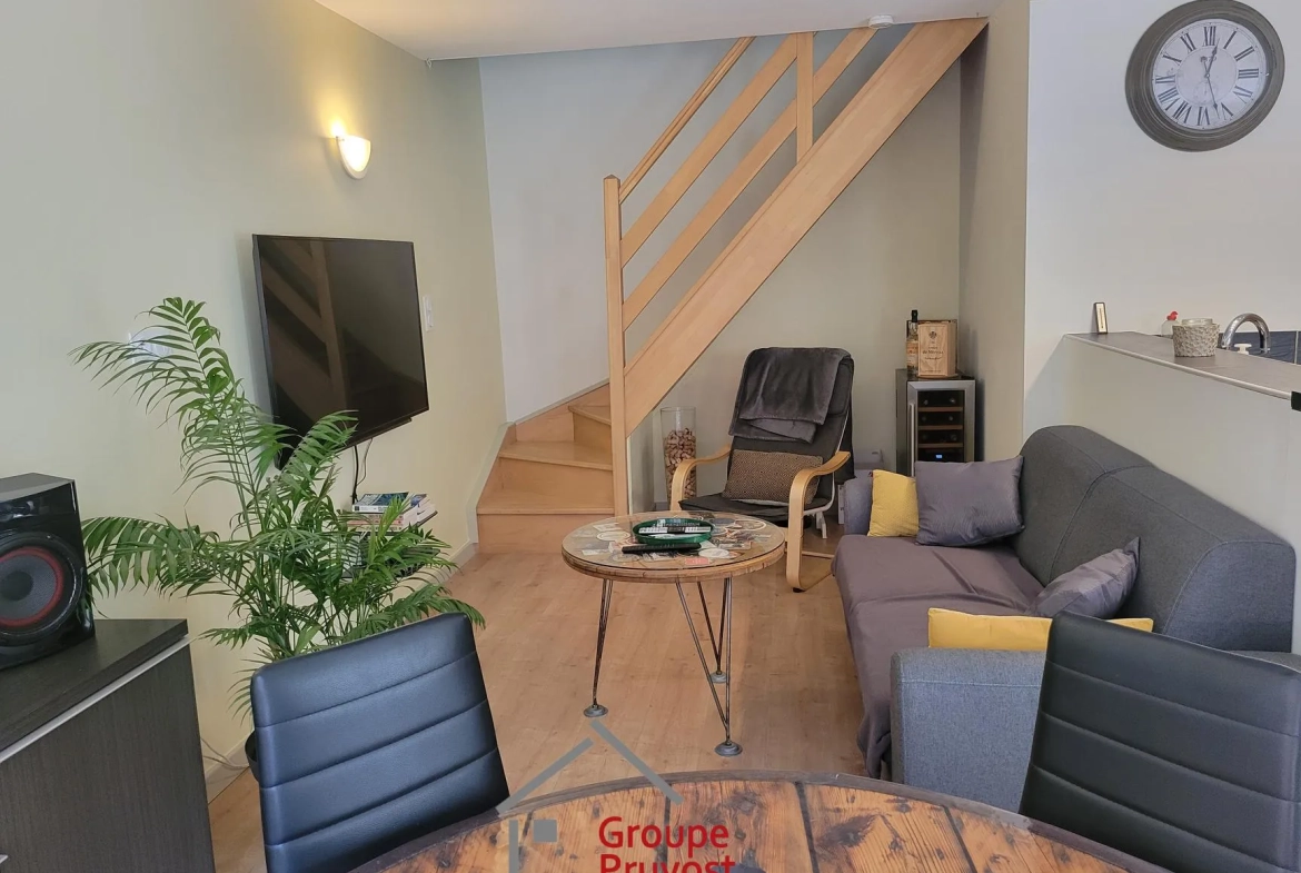 Charmante maison de ville rénovée à Roanne, 61 m² avec jardin et deux chambres 