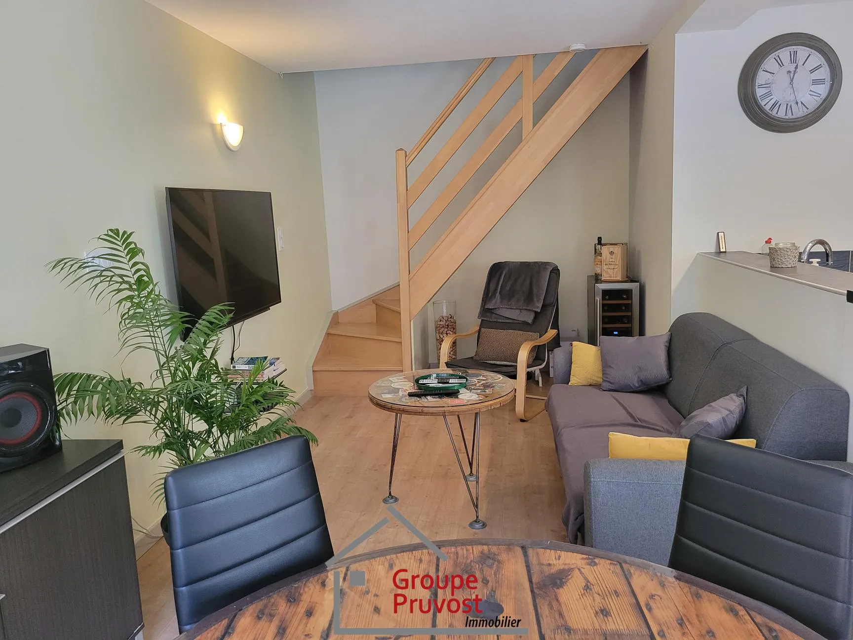 Charmante maison de ville rénovée à Roanne, 61 m² avec jardin et deux chambres 