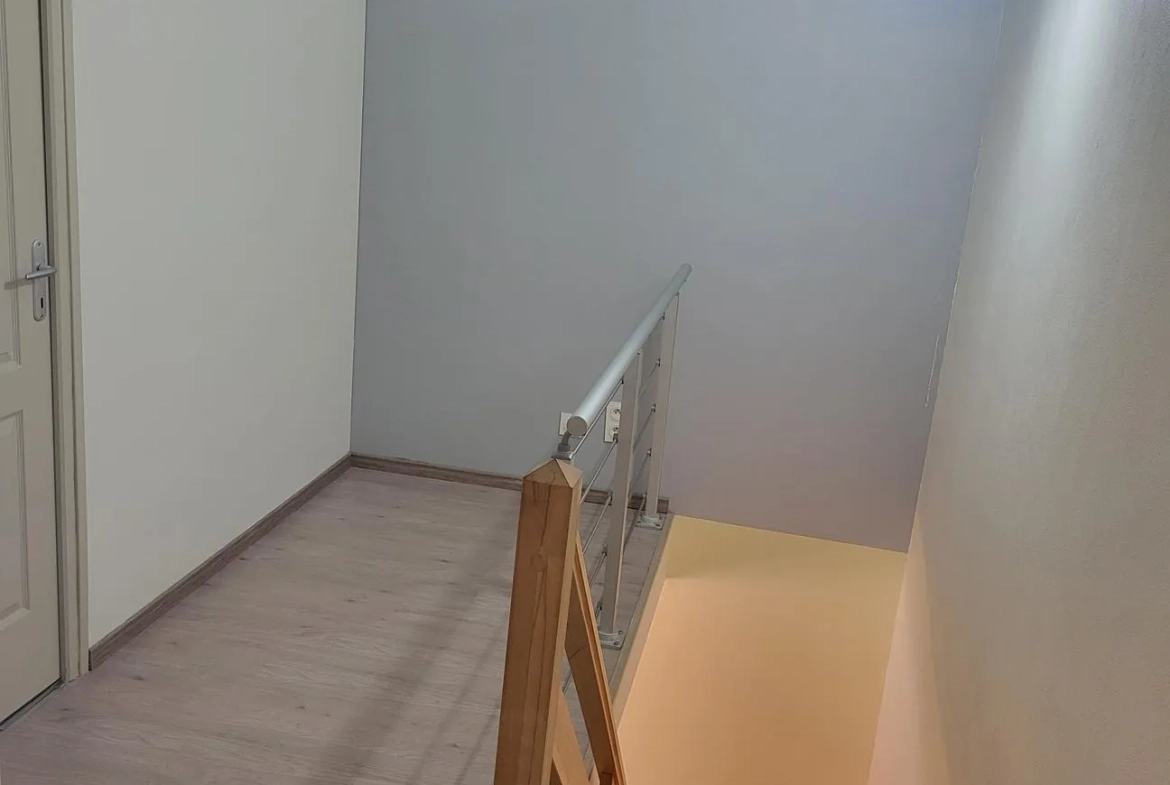 Charmante maison de ville rénovée à Roanne, 61 m² avec jardin et deux chambres 